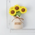 Dettaglio del girasole all'uncinetto fatto a mano con scala graduata per riferimento - Girasole a 5 Teste in Vaso (Base in Filato) / Girasole Giallo