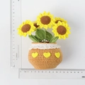 Girasole all'uncinetto fatto a mano in vaso con pizzo e righelli per le dimensioni - Vaso di girasoli a 5 teste (Stile base grande in filato) / Girasole Giallo