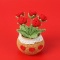 Rose rosse all'uncinetto in vaso marrone con pizzo bianco e cuori, vista dettagliata - Rosa Rossa a 6 Teste in Vaso (Vaso Grande in Filato) / Rosa Rossa