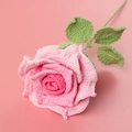 Handgefertigte gehäkelte Rose in Rosa mit Farbverlauf, Blättern und Stiel für Deko - Verlauf Dunkelrosa