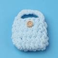 Detail van lichtblauwe gehaakte oortelefoonhoes met chenille textuur en handgemaakte knoop - Blauw