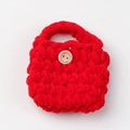 Detail van handgemaakte rode gehaakte hoes met een decoratieve houten handgemaakte knop - Rood