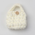 Detail van handgemaakt wit chenille gehaakt oortelefoonhoesje met een houten knoopje - Wit