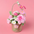 Panier de fleurs au crochet fait main avec fleurs roses et poignée en corde marron - Série Rose