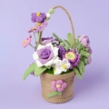 Détail d'un panier de fleurs au crochet fait main avec des fleurs violettes et roses - Série Violette
