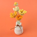 Handgefertigtes gehäkeltes Kosmos-Blumenarrangement in Strickvase für die Tischdeko - Orange - Kosmos im Topf (Garnvase)