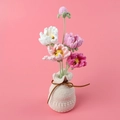 Handgefertigtes Häkelblumen-Set mit Glücksbeutel-Vase und bunten Strickblüten - Rosa - Kosmos im Topf (Garnvase)