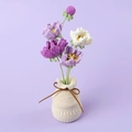 Handgehäkelter lila Kosmos-Blumentopf mit gestrickter Basis und Lederbanddekor - Lila - Kosmos im Topf (Garnvase)