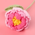 Peonía tejida a mano con ganchillo con pétalos rosas y hojas verdes decorativas - Rosa oscuro degradado