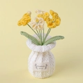Detaillierte Strickstruktur von handgehäkeltem Sonnenblumen-Topf mit Handmade-Label - Vergissmeinnicht Weiße Vase - Farbverlauf Gelb