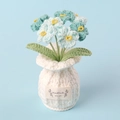 Detailaufnahme der handgehäkelten blauen Blume im weißen Topf mit 'Handmade'-Etikett - Vergissmeinnicht Weiße Vase - Farbverlauf Blau