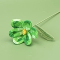 Handgefertigte Häkel-Tulpe aus grünem Garn mit gelben Staubgefäßen und gestricktem Blatt - Fünf Offene Tulpenzweige In Schneeweiß - Satingefärbtes Grün
