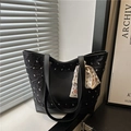 Bolso tote acolchado negro con motivos florales y un elegante pañuelo de seda - Negro