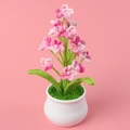Handgemachter Häkel-Blumen-Bonsai mit Perlen im weißen Topf auf rosa Hintergrund - Buntes Rosa - Gypsophila Topfpflanze (Weiße Große Schale)