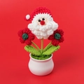 Handgehäkelter Weihnachtsmann im weißen Keramiktopf mit roten Blumen als Deko - Rote Weihnachten (Weihnachtsmann Kopf + Grünes Herz Roter Puff) Getopft