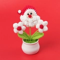 Nahaufnahme von gehäkeltem Weihnachtsmann und roten Blumen im weißen Keramiktopf - Rote Weihnachten (Weihnachtsmann Kopf + Rotes Herz Weißer Puff) Getopft