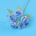 Bouquet de cinq roses bleues crochetées à la main avec feuilles vertes sur fond bleu - Bleu Dégradé