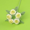 Détail d'un bouquet de roses au crochet fait main avec texture de pétales tricotés - Vert Dégradé