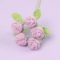 Gros plan détaillé de roses en crochet fait main lilas avec mailles de tricot précises - Violet