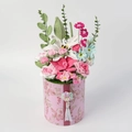Handgefertigter Häkelblumenstrauß in rosa Geschenkbox mit Quasten und Lilien-Dekor - Lilien-Eimer