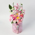 Handgefertigtes Häkelblumen-Arrangement im rosa Blumentopf mit weichen Garnblättern - Pfingstrosen-Eimer