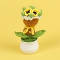 Detail der Strickstruktur einer handgehäkelten Sonnenblume in weißem Keramiktopf - Gelb Handgehaltener Blumen-Topfpflanze