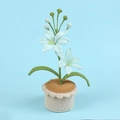 Detail van handgemaakte gehaakte lelie-potplant met blauwe bloemen en een beige pot - Blauw