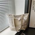 Bolso tote chic blanco crema con textura floral 3D y cinta de seda estampada decorativa - Caqui