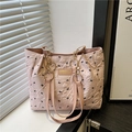 Borsa a spalla plissettata rosa con motivi a fiocco nero e catena in metallo chic - Rosa