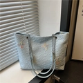 Borsa tote in tela azzurra trapuntata con farfalle ricamate e tracolla a catena - Blu