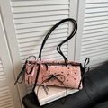 Borsa sottobraccio in seersucker rosa con fiocchi neri e ciondolo a cuore dorato - Borsa Singola / Rosa