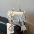 Silberne quadratische Umhängetasche mit Spitzenbesatz, Schleife und Alpaka-Anhänger - Einzelne Tasche / Silber