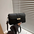 Sac bandoulière noir à motif crocodile avec un fermoir rotatif en bambou doré chic - Noir