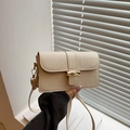Sac bandoulière beige effet crocodile avec un élégant fermoir bambou doré chic - Blanc Cassé