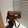 Sac bandoulière marron à motif crocodile avec fermoir bambou doré et bandoulière - Marron