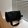 Minimalistische zwarte nylon draagtas met brede schouderband en afneembare ronde etui - Zwart