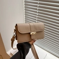 Sac bandoulière beige à relief crocodile avec fermoir bambou doré et sangle réglable - Khaki