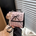 Borsa a tracolla rosa in seersucker con fiocchi neri e ciondolo a orsetto - Rosa