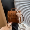 Braune Vintage-Umhängetasche mit Bärendruck, Plüschanhänger und Schnalle - Nur Tasche / Braun