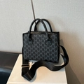 Sac fourre-tout noir à monogramme avec finitions dorées et large bandoulière - Noir