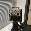 Mochila retro con estampado de leopardo, detalles de cuero y hebillas metálicas - Negro