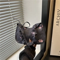 Sac sous le bras en denim gris foncé avec roses roses et poignée à volants pour femme - Noir