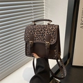 Mini mochila chic con estampado de leopardo, ribete de cuero marrón y hebillas de metal - Marrón