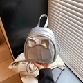 Mini mochila plateada metalizada con lazo grande decorativo y cierre de cremallera superior - Plateado