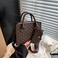 Sac à main marron avec motif monogramme, pochette assortie et large bandoulière - Marron