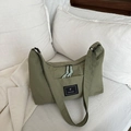 Borsa a tracolla minimalista in nylon verde oliva con logo nero e tirazip in corda - Verde