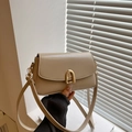 Elegante beige quadratische Schultertasche mit goldener Bogenschnalle und Gurt - Khaki