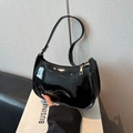Bolso hobo minimalista de charol negro con acabado brillante y cremallera dorada - Negro