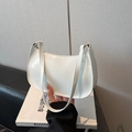 Bolso baguette chic de charol blanco con acabado brillante y correa de hombro delgada - Blanco