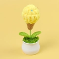 Handgefertigter Häkel-Eis-Topf mit gelber Strickkugel und weißer Keramikbasis-Deko - Eiscreme Topfpflanze / Gelb